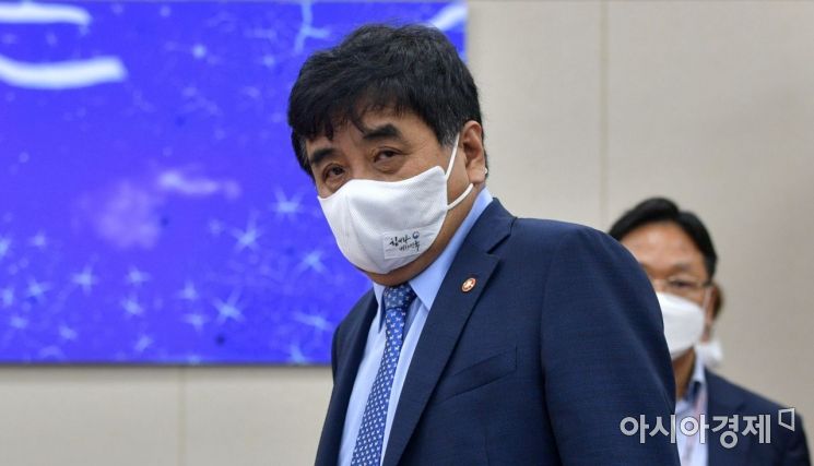 한상혁 방송통신위원회 위원장 후보자가 20일 국회에서 열린 국회 과학기술정보방송통신위원회의 방송통신위원회 위원장후보자 인사청문회에 들어서고 있다./윤동주 기자 doso7@