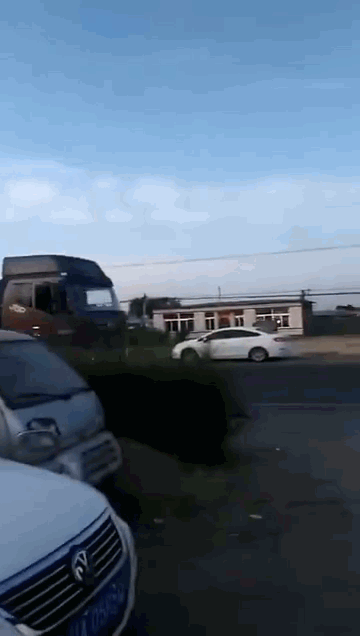 중국서 불붙은 화물차 몰고 4~5km 질주한 운전기사. 사진=신화통신 캡처.