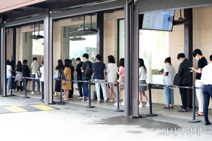 21일 서울 장충동 신라면세점 서울점에서 시민들이 면세 재고상품을 구매하기 위해 줄을 서고 있다. /문호남 기자 munonam@