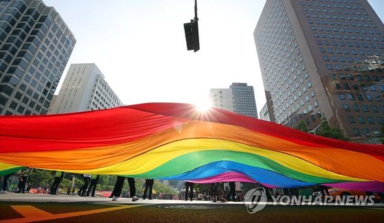 지난해 6월 서울광장에서 성(性) 소수자 축제인 '서울퀴어문화축제'를 마친 참가자들이 퍼레이드를 하고 있다. [이미지출처=연합뉴스]