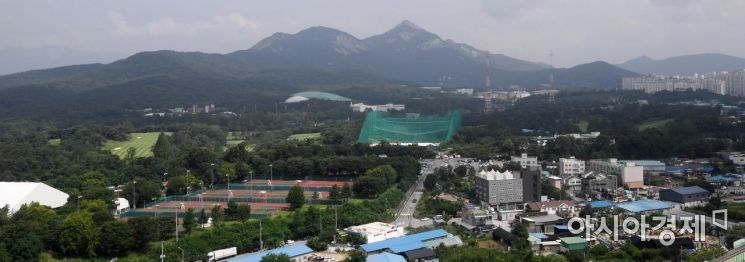 정부가 7·10 부동산 대책의 후속으로 주택공급물량 확대를 위해 적극적으로 나선 가운데 국방부 소유의 태릉골프장 부지에 주택을 짓는 방안을 논의하고 있다. 사진은 21일 서울 노원구 태릉골프장 모습./김현민 기자 kimhyun81@