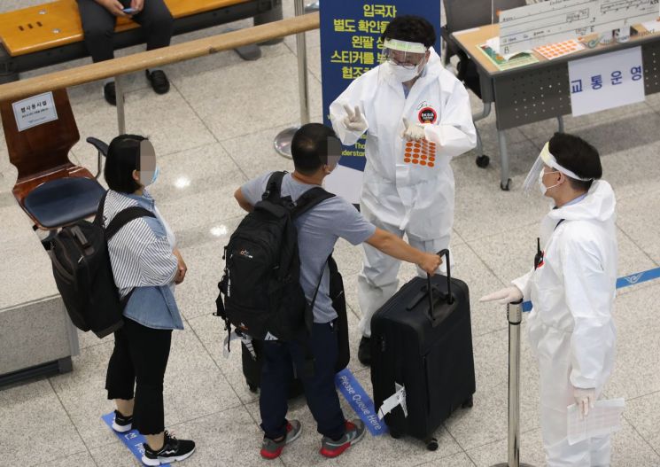 인천국제공항 1터미널에서 입국자들이 해외입국자 교통편 안내를 받고 있다. 사진=연합뉴스