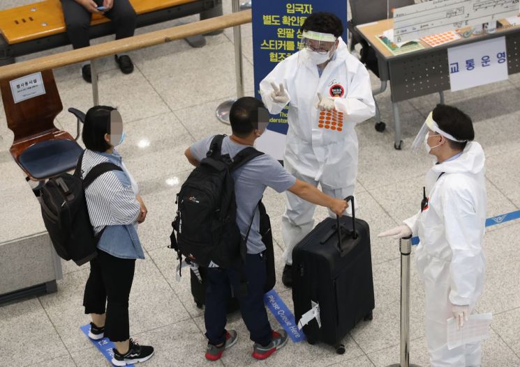인천국제공항 1터미널에서 입국자들이 해외입국자 교통편 안내를 받고 있다.<이미지:연합뉴스>