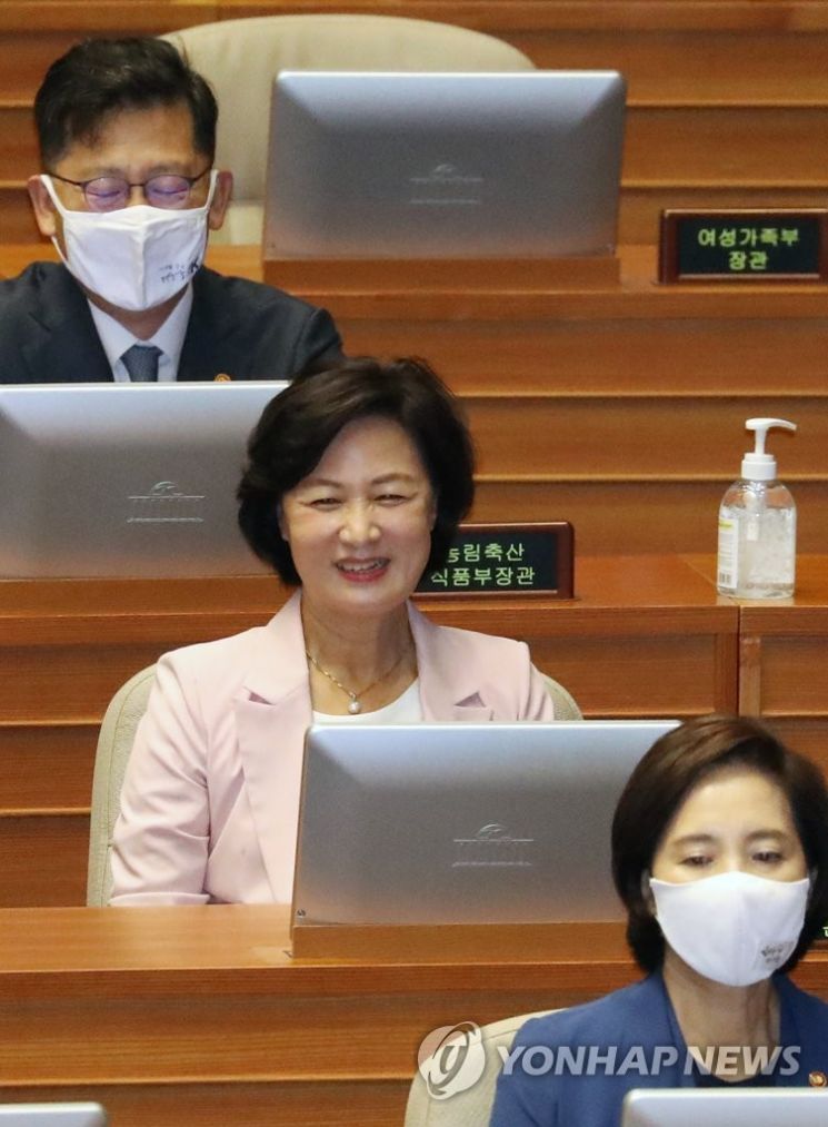 추미애 법무부 장관이 21일 오전 국회 본회의에서 미래통합당 주호영 원내대표 교섭단체 대표연설에 앞서 박병석 국회의장이 "미래통합당과 국민의당이 국회에 추미애 법무부 장관 탄핵소추안을 접수했다"고 알리자 미소짓고 있다. [이미지출처=연합뉴스]