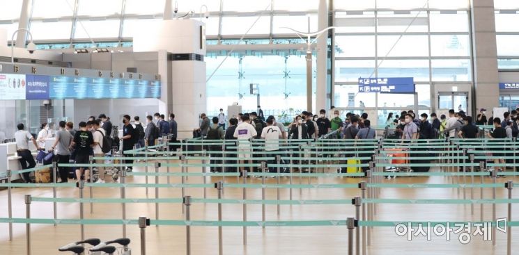 지난달 22일 인천국제공항 1터미널에서 베트남으로 향하는 기업인과 주재원 가족이 탑승 수속을 하는 모습. /문호남 기자 munonam@