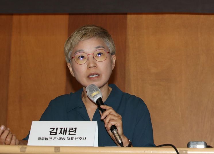 22일 오전 서울 중구 한 기자회견장에서 열린 '서울시장에 의한 위력 성폭력 사건 2차 기자회견'에서 김재련 법무법인 온-세상 대표변호사가 발언하고 있다/사진=연합뉴스