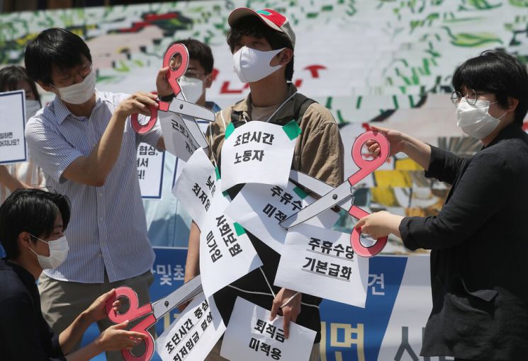 청년유니온이 지난달 9일 오전 서울 종로구 세종문화회관 계단에서 '2020 아르바이트 최저임금·주휴수당 실태조사'를 발표하고 있다./사진=연합뉴스