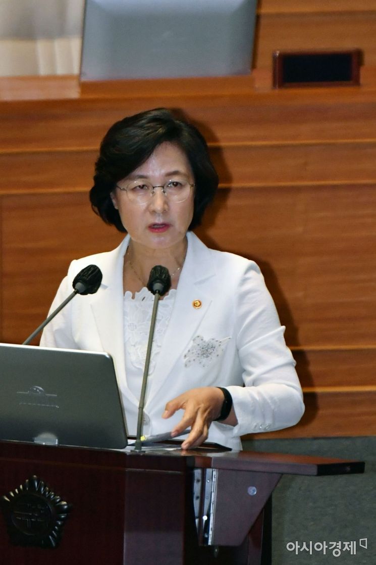추미애 법무부 장관이 22일 국회 본회의장에서 정치·외교·통일·안보에 관한 대정부 질문에 출석, 의원들 질의에 답변하고 있다./윤동주 기자 doso7@