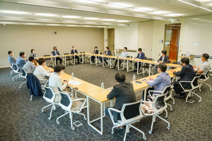 삼성준법감시위원회와 삼성 7개 계열사 관계자들이 22일 용인연수원에서 워크숍을 열어 삼성의 준법경영에 대해 토론을 하고 있다.

[사진제공=삼성준법감시위]