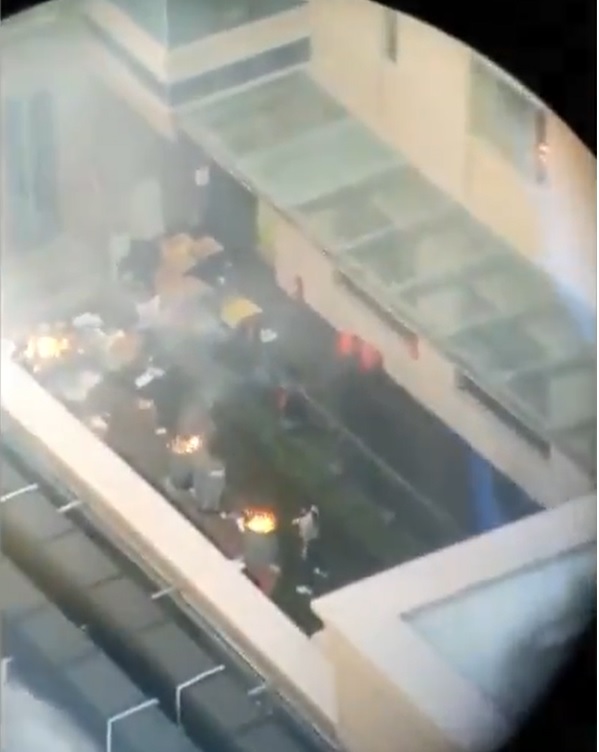 휴스턴 주재 중국 영사관 직원들이 서류를 불태우고 있다(트위터 캡처)