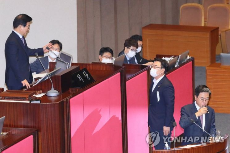 김성원 미래통합당 원내수석부대표(가운데)가 22일 국회 본회의에서 진행된 정치·외교·통일·안보에 관한 대정부 질문에서 미래통합당 김태흠 의원의 질문 동안 추미애 법무부 장관의 답변 태도에 대해 박병석 의장에게 항의하고 있다. [이미지출처=연합뉴스]