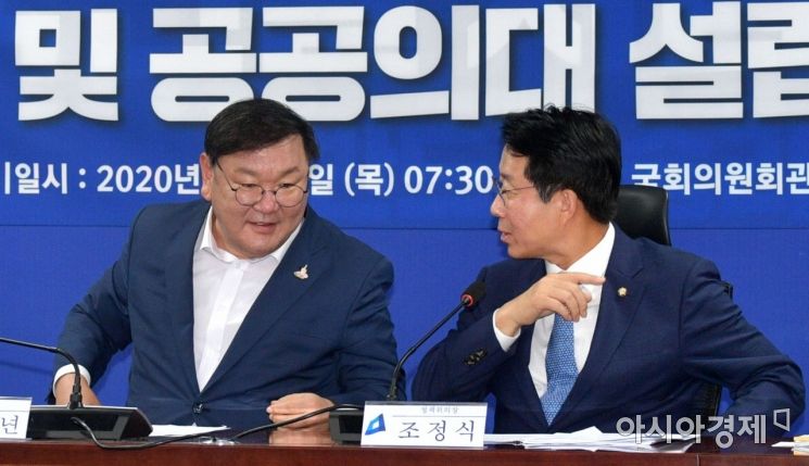 김태년 더불어민주당 원내대표가 23일 국회에서 열린 '의대정원 확대 및 공동의대 설립 추진방안 당정협의'에 참석, 회의 도중 조정식 정책위의장과 이야기를 나누고 있다./윤동주 기자 doso7@