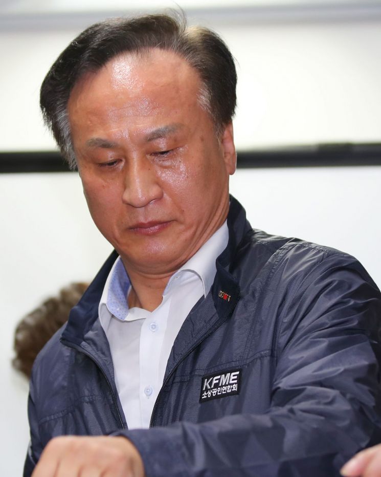 (서울=연합뉴스) 김도훈 기자 = 배동욱 소상공인연합회 회장이 14일 오전 서울 여의도 중소기업중앙회에서 지난달 열린 소위 '춤판 워크숍' 관련 해명 기자회견을 마친 뒤 기자실을 나서고 있다.
배 회장은 논란에 대해 사과했지만, 사퇴하진 않겠다고 밝혔다. 2020.7.14
superdoo82@yna.co.kr
(끝)
<저작권자(c) 연합뉴스, 무단 전재-재배포 금지>