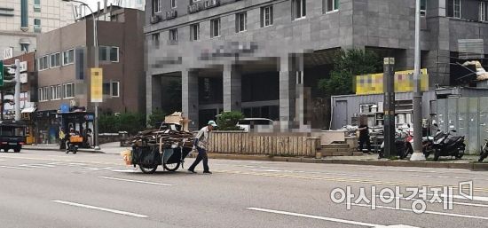 한 노인이 손수레에 폐지를 가득 싣고 위태롭게 차도를 가로질러 건너고 있다. 사진=한승곤 기자 hsg@asiae.co.kr