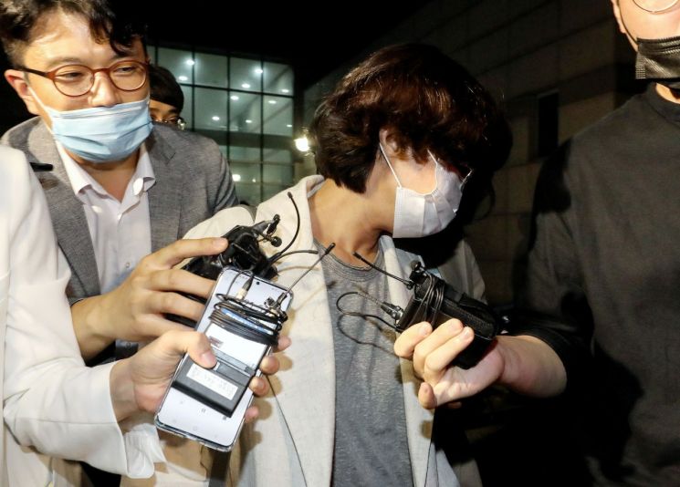 임순영 서울시 젠더 특보가 지난 21일 새벽 조사를 마친 후 서울 성북경찰서를 나서고 있다. [이미지출처=연합뉴스]