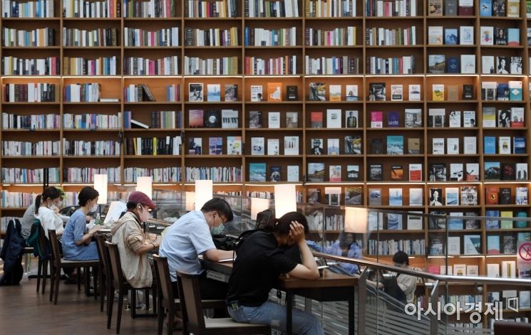 장맛비가 이어진 23일 서울 강남구 코엑스 별마당도서관에서 시민들이 책을 읽고 있다./김현민 기자 kimhyun81@