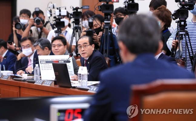 23일 오전 서울 여의도 국회 외교통일위원회 인사청문회에서 미래통합당 태영호 의원이 이인영 통일부 장관 후보자에게 질의하고 있다. [이미지출처=연합뉴스]