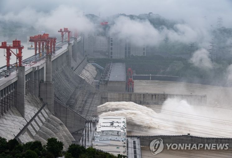 역대급 폭염, 반도체마저 녹일라…"수력 발전량 위험"