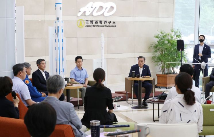 문재인 대통령이 23일 대전 유성에 위치한 국방과학연구소에서 첨단 무기와 군사장비를 시찰한 뒤 연구진 격려간담회에서 연구진 발언을 듣고 있다. 2020.7.23 [이미지출처=연합뉴스]