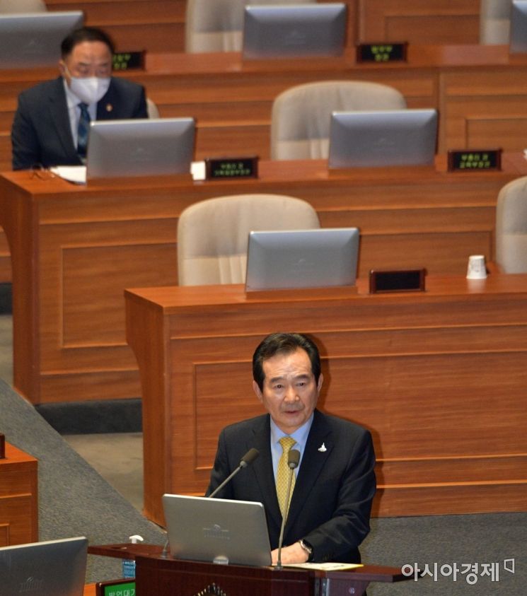정세균 국무총리가 23일 국회에서 열린 경제분야대정부질문에 출석, 의원들 질의에 답변하고 있다./윤동주 기자 doso7@