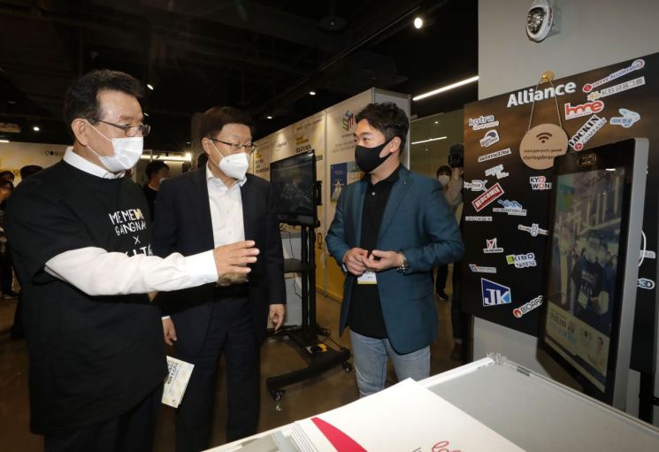 23일 코엑스에서 열린 오픈 이노베이션에 참석한 정순균 강남구청장(맨 왼쪽)