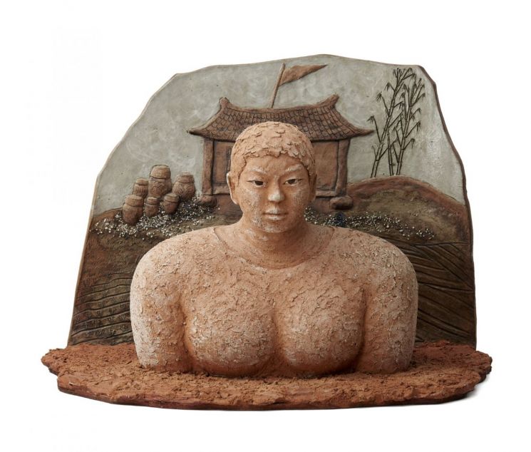 한애규 '집을 점령한 여인', 1989, 43×65×37㎝, 청자토, 테라코타, 샤모트, 가나아트 이호재 기증, 2001년   [사진= 서울시립미술관 제공]