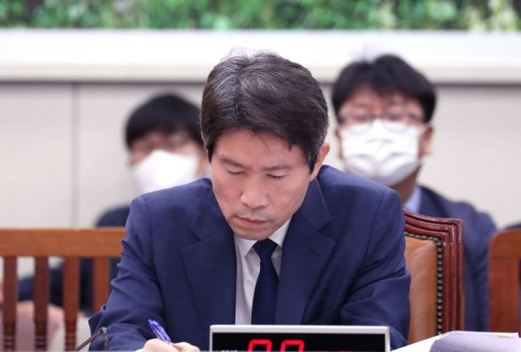 이인영 통일부 장관 후보자가 23일 오후 서울 여의도 국회에서 열린 외교통일위원회 인사청문회에서 태영호 미래통합당 의원의 의사진행 발언을 들으며 굳은 표정으로 앉아있다. [이미지출처=연합뉴스]