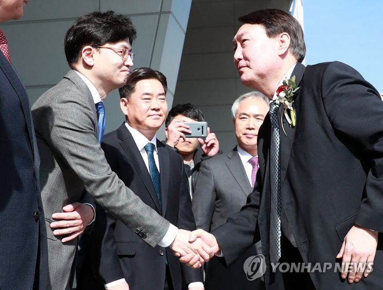 윤석열 검찰총장이 지난 2월13일 오후 부산고등·지방 검찰청을 찾아 한동훈 부산고검 차장검사와 악수를 하고 있다. [이미지출처=연합뉴스]