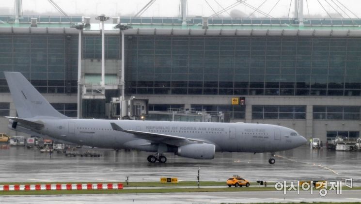 [포토]이라크 근로자 태운 공중급유기, 인천공항 도착 