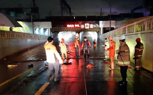 On the 23rd of last month, firefighters dispatched to the No. 1 Underpass near Busan Station in Choryang-dong, Dong-gu, Busan, where heavy rain had fallen, conducted rescue operations. At that time, three people trapped in a vehicle?a man in his 50s, a man in his 60s, and a woman in her 20s?died. [Image source=Yonhap News]