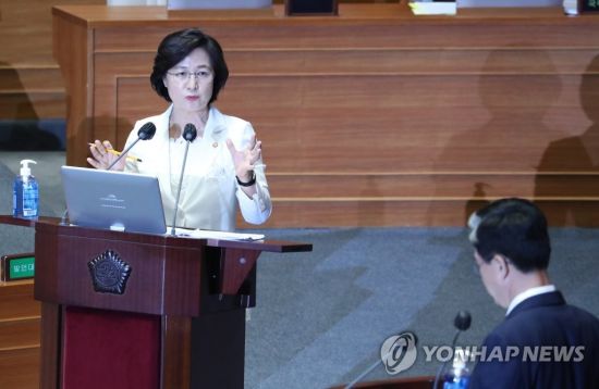 추미애 법무부 장관이 지난 22일 국회 본회의에서 열린 정치·외교·통일·안보에 관한 대정부질문에 참석, 답변하고 있다. / 사진=연합뉴스