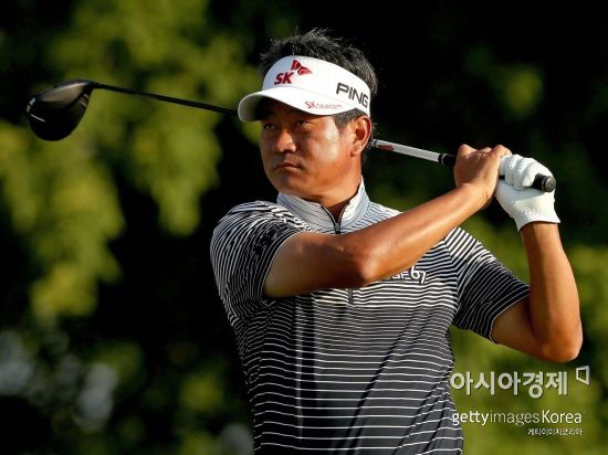 최경주가 3M오픈 둘째날 11번홀에서 티 샷을 날리고 있다. 블레인(美 미네소타주)=Getty images/멀티비츠