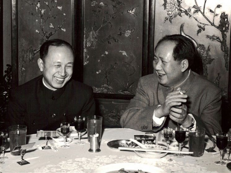 1955년 천쉐썬 박사(왼쪽)가 귀국 직후 마오쩌둥 당시 중국 국가주석(오른쪽)이 베푼 귀국만찬에서 함께 대화를 나누고 있다[이미지출처=중국 국가항천국(CSNA) 홈페이지/www.cnsa.gov.cn]