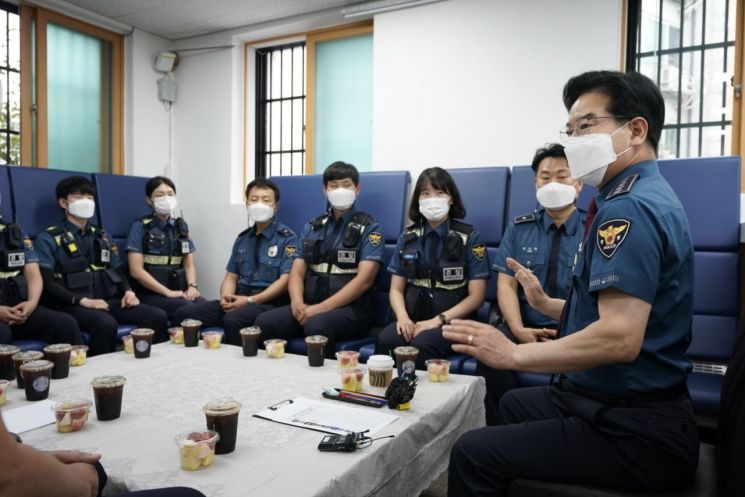 김창룡 경찰청장이 24일 취임 후 첫 현장방문으로 서울 용산구 용중지구대를 찾아 직원들과 소통하고 있다./경찰청 제공
