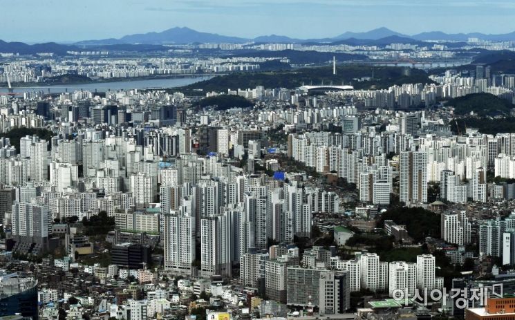 지난해 우리나라의 집값 시가총액이 1995년 통계 집계 이래 처음으로 5천조원을 넘어섰다. 집값 시가총액의 국내총생산(GDP) 대비 배율도 역대 가장 높은 수준으로 올랐다. 26일 한국은행에 따르면 지난해 말 국내 주택 시세의 합인 주택 시가총액(명목)은 5천56조7천924억원으로, 한 해 전(4천709조6천118억원)보다 7.4% 증가했다. 사진은 이날 서울 남산에서 바라본 아파트 모습./김현민 기자 kimhyun81@