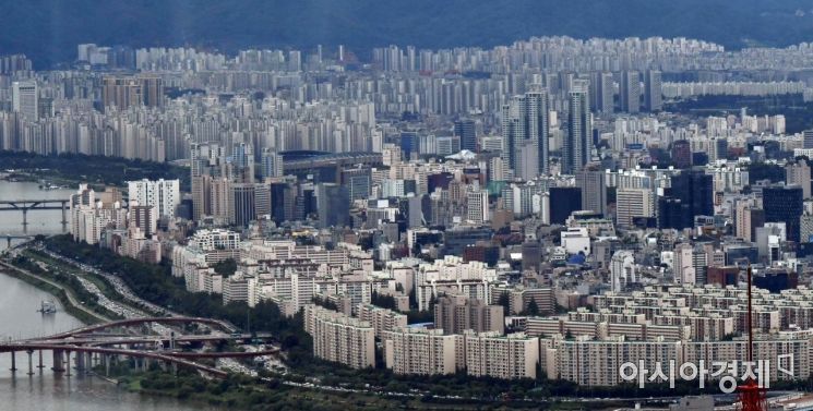 지난해 우리나라의 집값 시가총액이 1995년 통계 집계 이래 처음으로 5천조원을 넘어섰다. 집값 시가총액의 국내총생산(GDP) 대비 배율도 역대 가장 높은 수준으로 올랐다. 26일 한국은행에 따르면 지난해 말 국내 주택 시세의 합인 주택 시가총액(명목)은 5천56조7천924억원으로, 한 해 전(4천709조6천118억원)보다 7.4% 증가했다. 사진은 이날 서울 남산타워에서 바라본 아파트 모습./김현민 기자 kimhyun81@