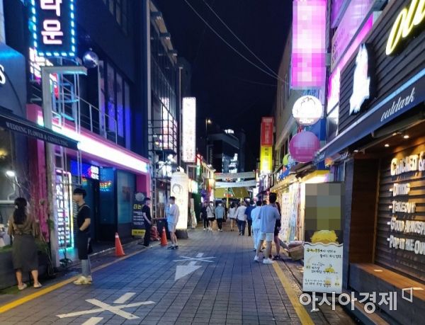 사회적 거리두기 2단계 마지막 주말인 지난 25일 8시 30분께, 광주광역시 동구 불로동 유흥가에서 시민들이 마스크를 착용하지 않은 채 삼삼오오 모여 대화를 하고 있다.