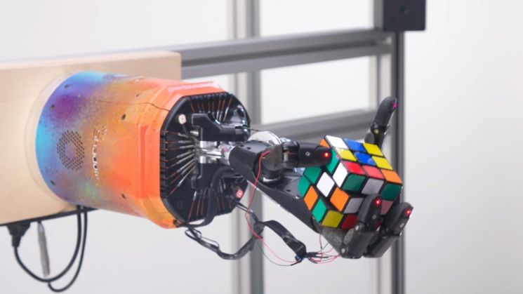 미국 인공지능 연구기관 '오픈AI'가 개발한 로봇손이 큐브 퍼즐을 풀고 있다. / 사진=유튜브 화면 캡처