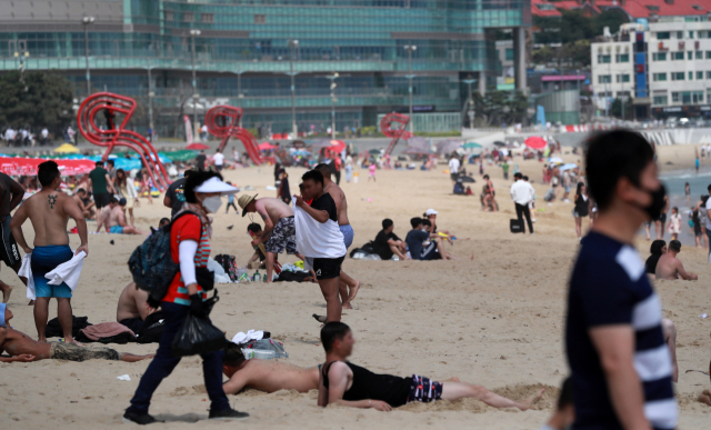 해운대 해수욕장서 마스크 안 쓴 피서객 최초 입건