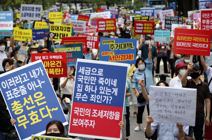 지난 25일 오후 서울 중구 예금보험공사 앞에서 열린 '소급적용 남발하는 부동산 규제 정책 반대, 전국민 조세 저항운동 촛불집회' 참가자들이 구호를 외치고 있다/사진=연합뉴스