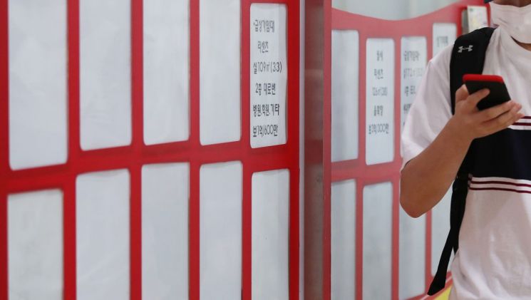 정부의 계약갱신청구권, 전·월세상한제, 전·월세신고제 입법 추진에 서울 전역에서는 매물 부족 우려에 매물 부족 현상이 심화하는 분위기다. 26일 서울 송파구 소재 한 아파트단지 내 중개업소 매물란이 텅 비어 있다. [이미지출처=연합뉴스]