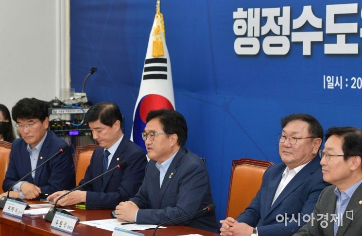 우원식 더불어민주당 행정수도완성추진단장이 27일 국회에서 열린 '행전수도완성추진단 1차 회의'에 참석, 모두발언을 하고 있다./윤동주 기자 doso7@