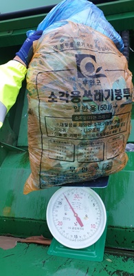 무안군이 생활쓰레기봉투 배출 무게제한을 실시하고 있다. (사진=무안군 제공)