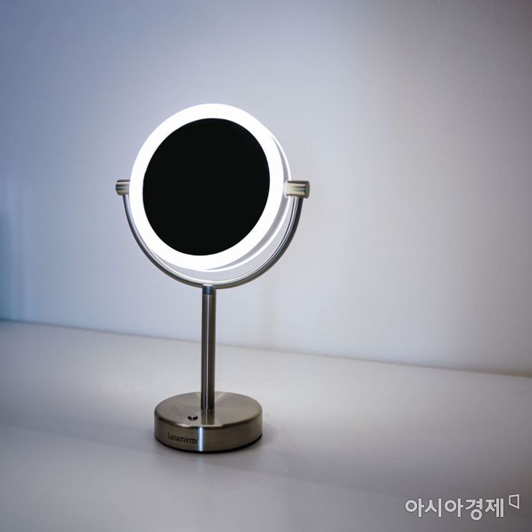 모공까지 한땀한땀! '3배 줌 LED 미러'
