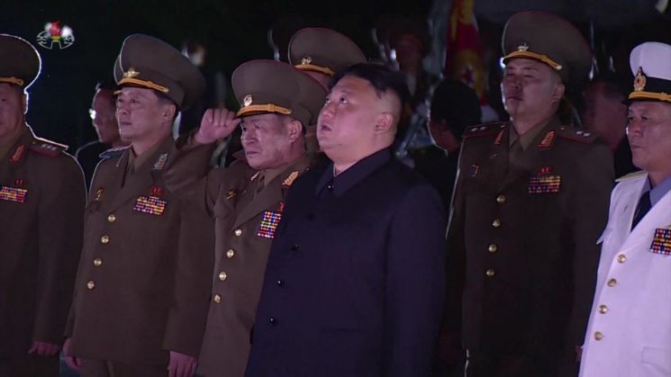 김정은 "우리는 핵보유국…그 어떤 군사적 위협에도 끄떡없어"(2보)