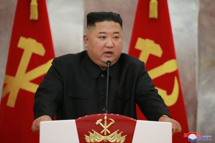 북한 김정은 국무위원장이 26일 오후 북한 당중앙위원회 본부청사에서 조국해방전쟁 승리(정전협정 체결) 67주년을 기념하며 열린 백두산 기념 권총 수여식에서 군 주요 지휘성원들에게 백두산 기념권총을 수여했다고 조선중앙통신이 27일 보도했다. <이하 사진=조선중앙통신·연합뉴스>