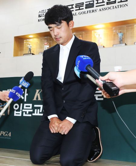 김비오는 2019년 대구경북오픈에서 갤러리를 향해 ‘손가락 욕설 파문’을 일으킨 뒤 무릎을 꿇고 사과했다.