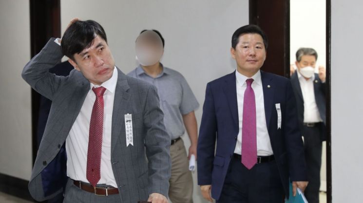 하태경 미래통합당 (왼쪽부터), 이철규, 더불어민주당 김경협 의원 등 국회 정보위원회 위원들이 27일 오후 박지원 국정원장 후보자 인사청문회 비공개 청문회가 열리는 국회 정보위 회의실로 향하고 있다. [이미지출처=연합뉴스]