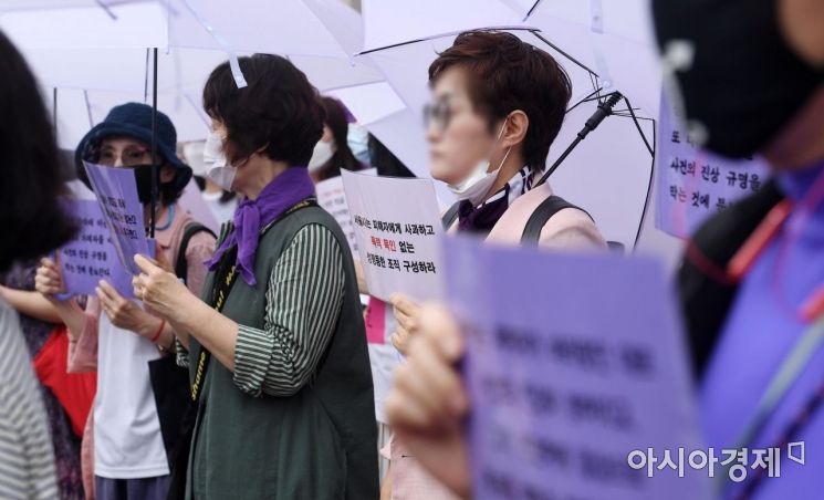 한국성폭력상담소와 한국여성의전화 등 여성단체 관계자들이 28일 서울 중구 서울시청 앞에서 '서울시장의 위력에 의한 성폭력 사건에 대한 국가인권위원회 직권조사 촉구 공동행동'을 하고 있다. 이들은 이날 시청에서 출발해 인권위까지 행진하고 인권위 앞에서 직권조사를 촉구하는 기자회견을 연다./김현민 기자 kimhyun81@