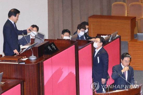 김성원 미래통합당 원내수석부대표(가운데)가 22일 국회 본회의에서 진행된 정치·외교·통일·안보에 관한 대정부 질문에서 미래통합당 김태흠 의원의 질문 동안 추미애 법무부 장관의 답변 태도에 대해 박병석 의장에게 항의하고 있다. [이미지출처=연합뉴스]